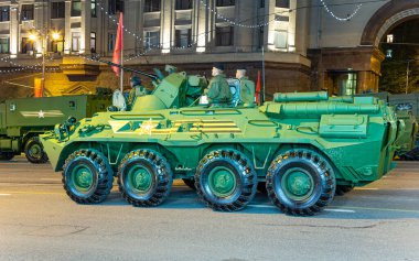 MOSCOW, Rusya... 08 Mayıs 2015: Rus silahları. Kremlin, Moskova, Rusya yakınlarındaki askeri geçit töreninin provası. Zafer Günü 'nün 70. yıldönümü (2. Dünya Savaşı))