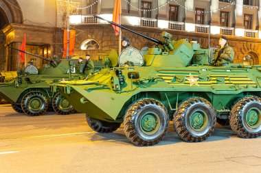 MOSCOW, Rusya... 08 Mayıs 2015: Rus silahları. Kremlin, Moskova, Rusya yakınlarındaki askeri geçit töreninin provası. Zafer Günü 'nün 70. yıldönümü (2. Dünya Savaşı))