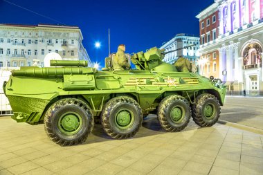 MOSCOW, Rusya... 08 Mayıs 2015: Rus silahları. Kremlin, Moskova, Rusya yakınlarındaki askeri geçit töreninin provası. Zafer Günü 'nün 70. yıldönümü (2. Dünya Savaşı))