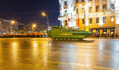 MOSCOW, Rusya... 08 Mayıs 2015: Rus silahları. Kremlin, Moskova, Rusya yakınlarındaki askeri geçit töreninin provası. Zafer Günü 'nün 70. yıldönümü (2. Dünya Savaşı))