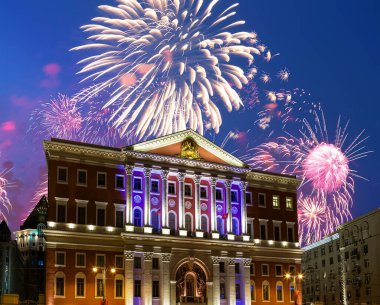 Moskova Belediye Başkanı 'nın evinin gece aydınlatmasıyla havai fişeklerin arka planına karşı inşa edilmesi. Moskova, Rusya   