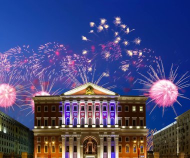 Moskova Belediye Başkanı 'nın evinin gece aydınlatmasıyla havai fişeklerin arka planına karşı inşa edilmesi. Moskova, Rusya   