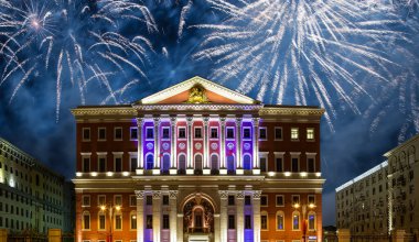 Moskova Belediye Başkanı 'nın evinin gece aydınlatmasıyla havai fişeklerin arka planına karşı inşa edilmesi. Moskova, Rusya   