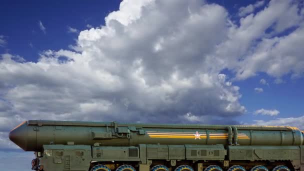 Russische Moderne Waffen Bei Nacht Gegen Die Sich Bewegenden Wolken — Stockvideo