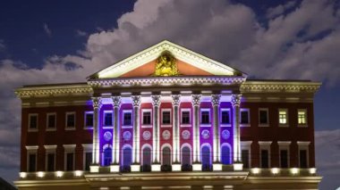 Moskova Belediye Başkanı 'nın ikametgahı, Rusya' nın hareketli bulutlarına karşı gece aydınlığıyla