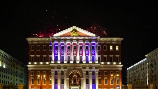 Moskova Belediye Başkanı Nın Evinin Gece Aydınlatmasıyla Havai Fişeklerin Arka — Stok video