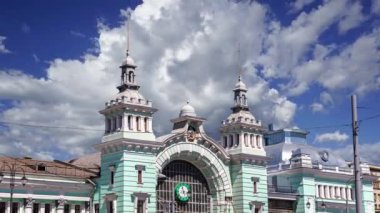 Belorussky (Belarus) tren istasyonunun hareket halindeki bulutlara karşı inşaatı Moskova, Rusya 'nın dokuz ana tren istasyonundan biridir, 1870 yılında açıldı ve 1907-1912 yılları arasında şimdiki haliyle yeniden inşa edildi. 
