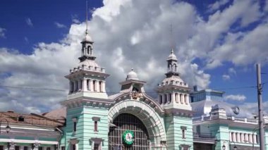 Belorussky (Belarus) tren istasyonunun hareket halindeki bulutlara karşı inşaatı Moskova, Rusya 'nın dokuz ana tren istasyonundan biridir, 1870 yılında açıldı ve 1907-1912 yılları arasında şimdiki haliyle yeniden inşa edildi. 