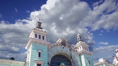 Belorussky (Belarus) tren istasyonunun hareket halindeki bulutlara karşı inşaatı Moskova, Rusya 'nın dokuz ana tren istasyonundan biridir, 1870 yılında açıldı ve 1907-1912 yılları arasında şimdiki haliyle yeniden inşa edildi. 