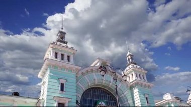 Belorussky (Belarus) tren istasyonunun hareket halindeki bulutlara karşı inşaatı Moskova, Rusya 'nın dokuz ana tren istasyonundan biridir, 1870 yılında açıldı ve 1907-1912 yılları arasında şimdiki haliyle yeniden inşa edildi. 