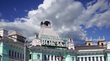 Belorussky (Belarus) tren istasyonunun hareket halindeki bulutlara karşı inşaatı Moskova, Rusya 'nın dokuz ana tren istasyonundan biridir, 1870 yılında açıldı ve 1907-1912 yılları arasında şimdiki haliyle yeniden inşa edildi. 