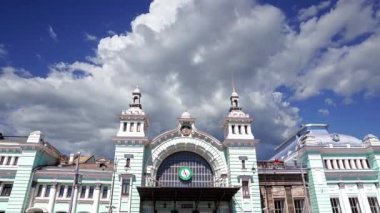 Belorussky (Belarus) tren istasyonunun hareket halindeki bulutlara karşı inşaatı Moskova, Rusya 'nın dokuz ana tren istasyonundan biridir, 1870 yılında açıldı ve 1907-1912 yılları arasında şimdiki haliyle yeniden inşa edildi. 