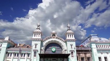 Belorussky (Belarus) tren istasyonunun hareket halindeki bulutlara karşı inşaatı Moskova, Rusya 'nın dokuz ana tren istasyonundan biridir, 1870 yılında açıldı ve 1907-1912 yılları arasında şimdiki haliyle yeniden inşa edildi. 
