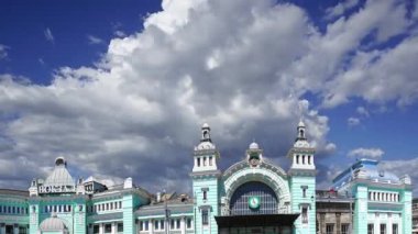 Belorussky (Belarus) tren istasyonunun hareket halindeki bulutlara karşı inşaatı Moskova, Rusya 'nın dokuz ana tren istasyonundan biridir, 1870 yılında açıldı ve 1907-1912 yılları arasında şimdiki haliyle yeniden inşa edildi. 