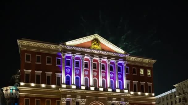 Moskova Belediye Başkanı Nın Evinin Gece Aydınlatmasıyla Havai Fişeklerin Arka — Stok video