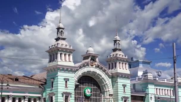 移動する雲に対してBelorussky ベラルーシ 鉄道駅の建物 モスクワの9つの主要な鉄道駅の一つであります ロシア それはで開かれました1870そして その現在の形で再構築1907 1912 — ストック動画