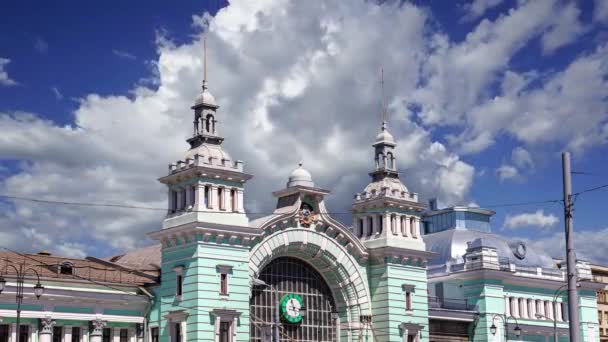 移動する雲に対してBelorussky ベラルーシ 鉄道駅の建物 モスクワの9つの主要な鉄道駅の一つであります ロシア それはで開かれました1870そして その現在の形で再構築1907 1912 — ストック動画