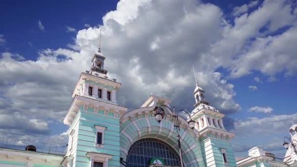 Budynek Białoruskiego Białoruskiego Dworca Kolejowego Przed Ruchomymi Chmurami Jest Jedną — Wideo stockowe