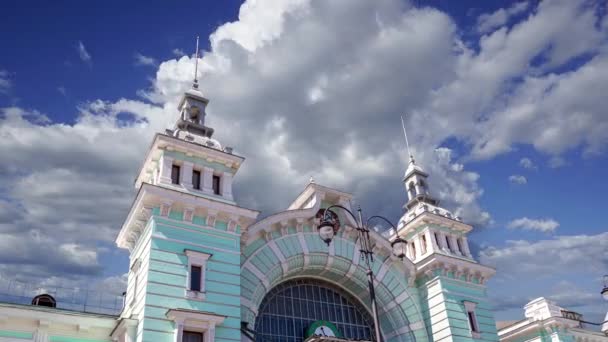 Edificio Estación Tren Bielorrusia Contra Las Nubes Movimiento Una Las — Vídeo de stock