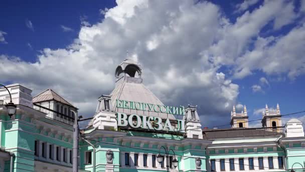 Edificio Estación Tren Bielorrusia Contra Las Nubes Movimiento Una Las — Vídeos de Stock