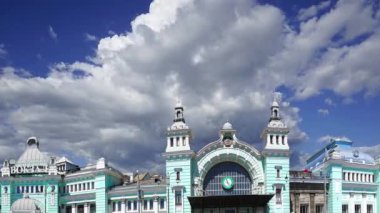 Belorussky (Belarus) tren istasyonunun hareket halindeki bulutlara karşı inşaatı Moskova, Rusya 'nın dokuz ana tren istasyonundan biridir, 1870 yılında açıldı ve 1907-1912 yılları arasında şimdiki haliyle yeniden inşa edildi. 