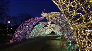 MOSCOW, RUSSIA MARCH 29, 2021: Christmas (Yeni yıl tatili) dekorasyonu Moskova 'da (gece), Rusya Vernadskogo Prospekt yakınlarındaki Büyük Moskova Sirki.