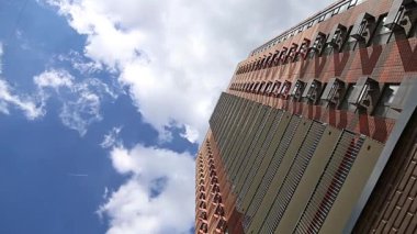 Gökyüzünün arka planına karşı çok katlı bina (yeni yerleşim kompleksi) bulutlu, Moskova, Rusya