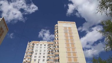 Gökyüzünün arka planına karşı çok katlı bina (yeni yerleşim kompleksi) bulutlu, Moskova, Rusya