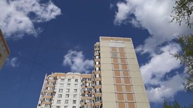 Gökyüzünün arka planına karşı çok katlı bina (yeni yerleşim kompleksi) bulutlu, Moskova, Rusya