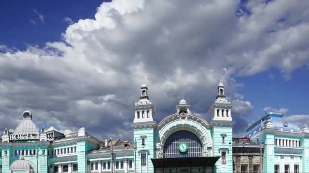 Costruzione Della Stazione Ferroviaria Bielorussa Bielorussa Contro Nuvole Movimento Una — Video Stock