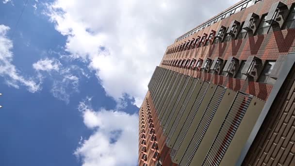 Edificio Varios Pisos Nuevo Complejo Residencial Sobre Fondo Del Cielo — Vídeo de stock
