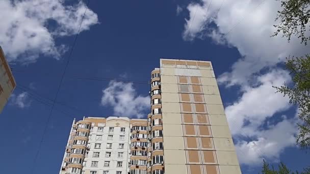 Flervåningshus Nytt Bostadsområde Mot Bakgrund Himlen Med Moln Moskva Ryssland — Stockvideo