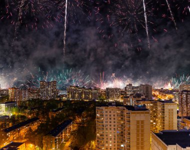 Rusya 'da Zafer Günü (2. Dünya Savaşı) sırasında Moskova' nın havadan görünüşü ve şenlikli havai fişekler 