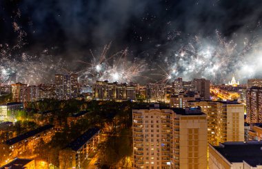 Rusya 'da Zafer Günü (2. Dünya Savaşı) sırasında Moskova' nın havadan görünüşü ve şenlikli havai fişekler 