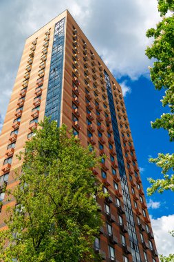 MOSCOW, RUSSIA - 22 Mayıs 2021: çok katlı bina (yeni yerleşim kompleksi) gökyüzünün arka planına karşı, Moskova, Rusya  