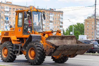 MOSCOW, RUSSIA - 22 Mayıs 2021: Şehirde yol temizleme makinesi (sokak temizleyicisi). Toplum yol hizmetleri, sokak temizliği kavramı 