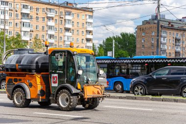 MOSCOW, RUSSIA - 22 Mayıs 2021: Şehirde yol temizleme makinesi (sokak temizleyicisi). Toplum yol hizmetleri, sokak temizliği kavramı 