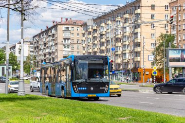 MOSCOW, Rusya- 22 Mayıs 2021: yolcu otobüsü güzergah boyunca gider. Moskova, Rusya