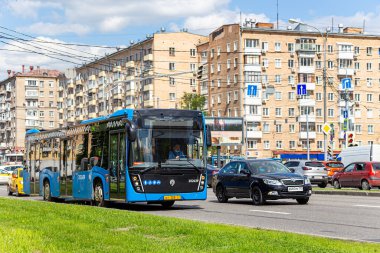MOSCOW, Rusya- 22 Mayıs 2021: yolcu otobüsü güzergah boyunca gider. Moskova, Rusya