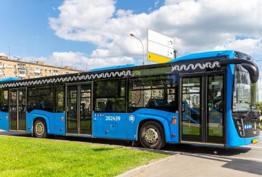 MOSCOW, Rusya- 22 Mayıs 2021: yolcu otobüsü güzergah boyunca gider. Moskova, Rusya