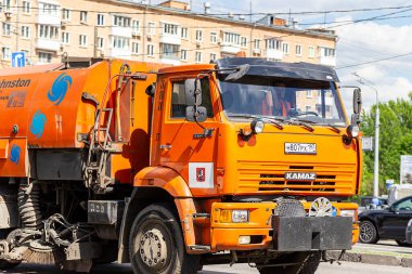 MOSCOW, RUSSIA - 22 Mayıs 2021: Şehirde yol temizleme makinesi (sokak temizleyicisi). Toplum yol hizmetleri, sokak temizliği kavramı 