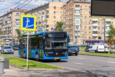 MOSCOW, Rusya- 22 Mayıs 2021: yolcu otobüsü güzergah boyunca gider. Moskova, Rusya