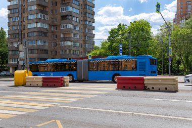 MOSCOW, Rusya- 26 Mayıs 2021: yolcu otobüsü güzergah boyunca gider. Moskova, Rusya   