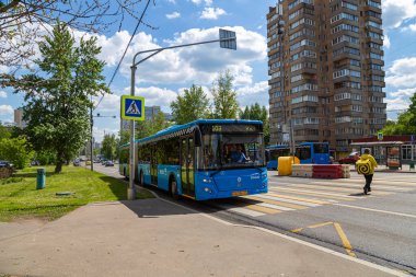 MOSCOW, Rusya- 26 Mayıs 2021: yolcu otobüsü güzergah boyunca gider. Moskova, Rusya   