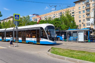 MOSCOW, RUSSIA - 26 Mayıs 2021: Moskova caddesi (merkez bölge) üzerinde modern tramvay (kentsel elektrik taşımacılığı), Rusya  