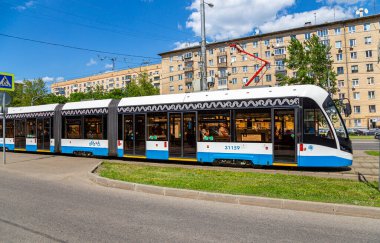 MOSCOW, RUSSIA - 26 Mayıs 2021: Moskova caddesi (merkez bölge) üzerinde modern tramvay (kentsel elektrik taşımacılığı), Rusya  