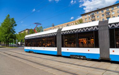 MOSCOW, RUSSIA - 26 Mayıs 2021: Moskova caddesi (merkez bölge) üzerinde modern tramvay (kentsel elektrik taşımacılığı), Rusya  