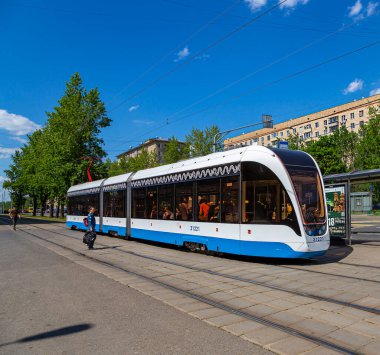 MOSCOW, RUSSIA - 26 Mayıs 2021: Moskova caddesi (merkez bölge) üzerinde modern tramvay (kentsel elektrik taşımacılığı), Rusya  