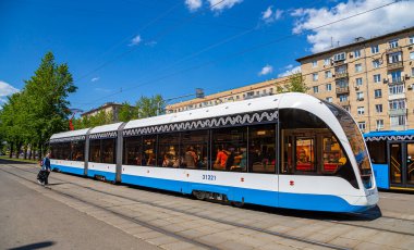 MOSCOW, RUSSIA - 26 Mayıs 2021: Moskova caddesi (merkez bölge) üzerinde modern tramvay (kentsel elektrik taşımacılığı), Rusya  