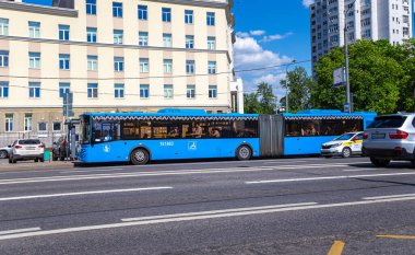 MOSCOW, Rusya- 26 Mayıs 2021: yolcu otobüsü güzergah boyunca gider. Moskova, Rusya   
